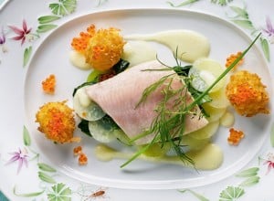 Sanft gegartes Forellenfilet mit Kohlrabi und Kaviarkartoffeln
