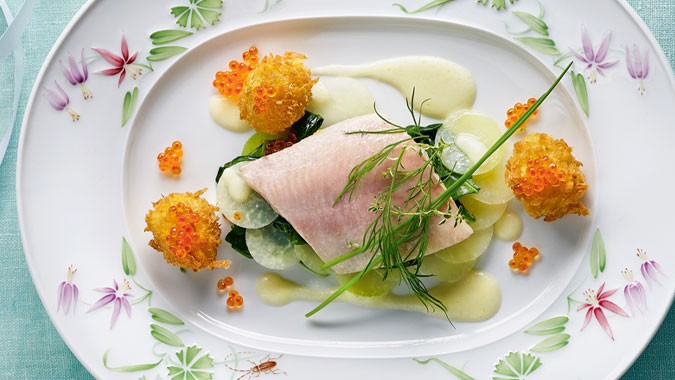 Sanft gegartes Forellenfilet mit Kohlrabi und Kaviarkartoffeln