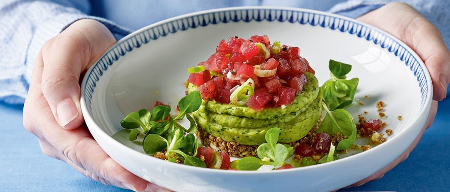 Thunfischtartar mit Bohnenpüree auf Knusperboden
