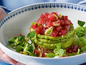 Thunfischtartar mit Bohnenpüree auf Knusperboden