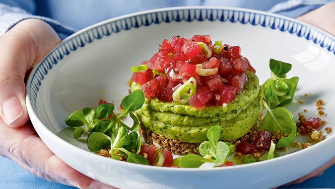 Thunfischtartar mit Bohnenpüree auf Knusperboden