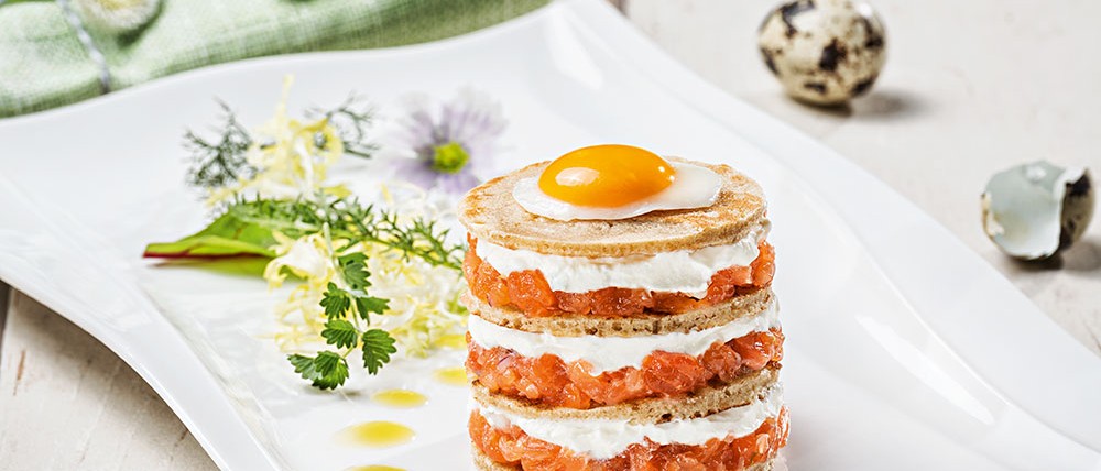Tiramisu von Buchweizenblinis und Lachsforellentartar