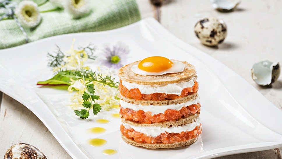 Tiramisu von Buchweizenblinis und Lachsforellentartar