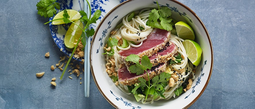 Wasabi-Sesam-Thunfisch mit Ingwer-Nudeln