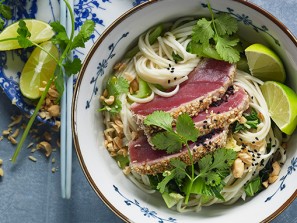 Wasabi-Sesam-Thunfisch mit Ingwer-Nudeln