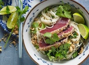Wasabi-Sesam-Thunfisch mit Ingwer-Nudeln