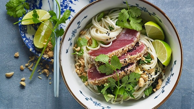 Wasabi-Sesam-Thunfisch mit Ingwer-Nudeln