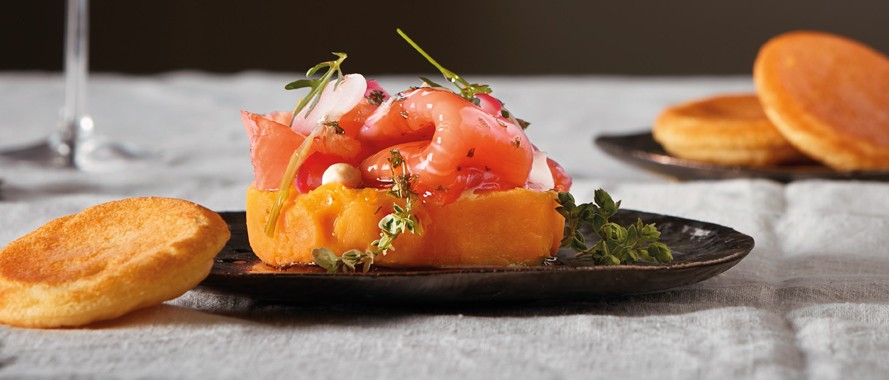 Wildlachs mit Papaya-Süßkartoffel-Püree und Blinis