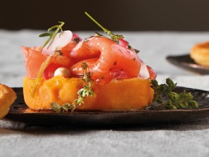 Wildlachs mit Papaya-Süßkartoffel-Püree und Blinis