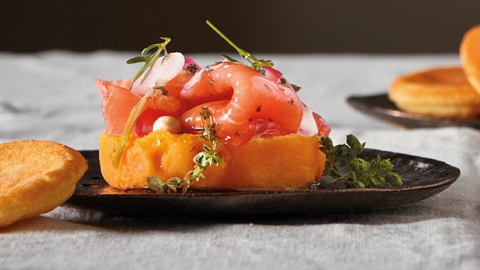 Wildlachs mit Papaya-Süßkartoffel-Püree und Blinis