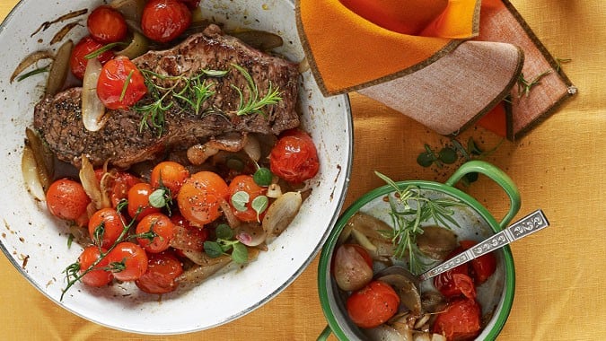 Balsamico-Steak mit geschmorten Tomaten