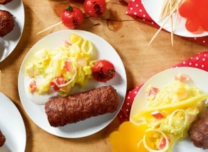 Cevapcici mit Curry-Reissalat