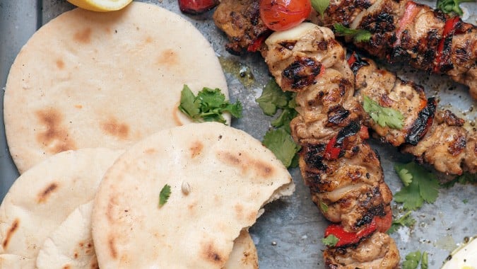 Chicken Schawarma Spiesse mit Pita und Jogurt-Tahin-Dip