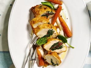 Cordon Bleu vom Huhn mit Spinatfülle in der Parmesan-Ei-Hülle 