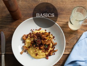 Cremige Polenta mit Eierschwammerl und Speck