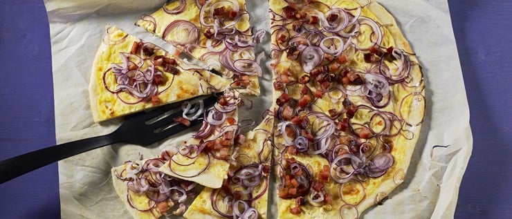 Flammkuchen mit Speck und Zwiebeln
