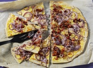 Flammkuchen mit Speck und Zwiebeln