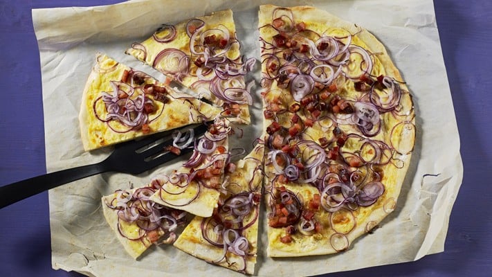 Flammkuchen mit Speck und Zwiebeln