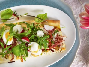 Flammkuchen mit Ziegenfrischkäse
