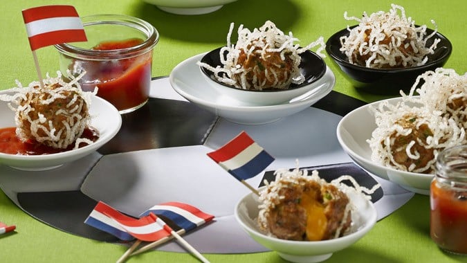 fleischbaellchen_mit_kaese_und_roter_sauce