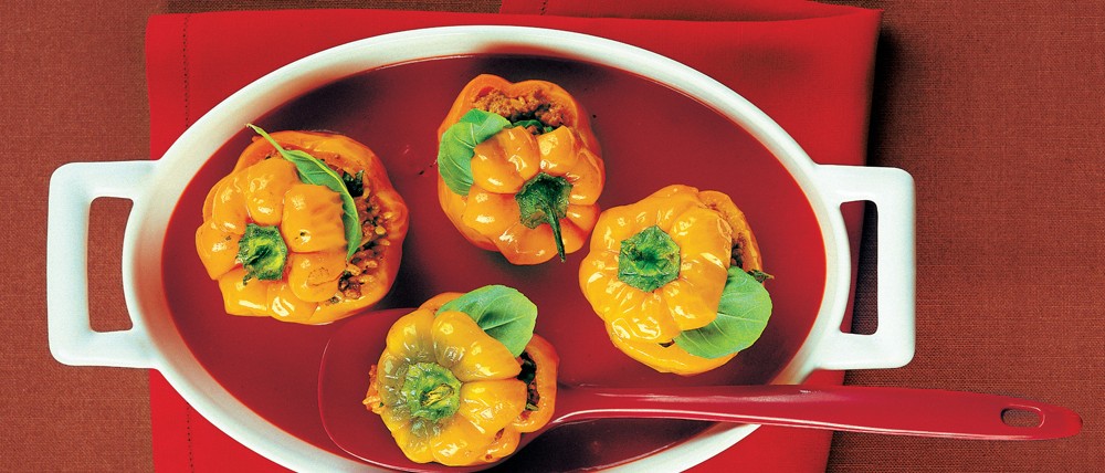 Gefüllte Paprika mit Tomaten-Basilikum-Sauce