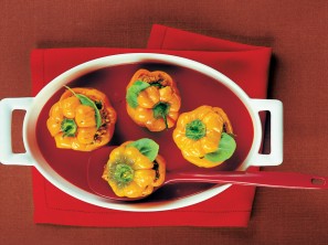 Gefüllte Paprika mit Tomaten-Basilikum-Sauce