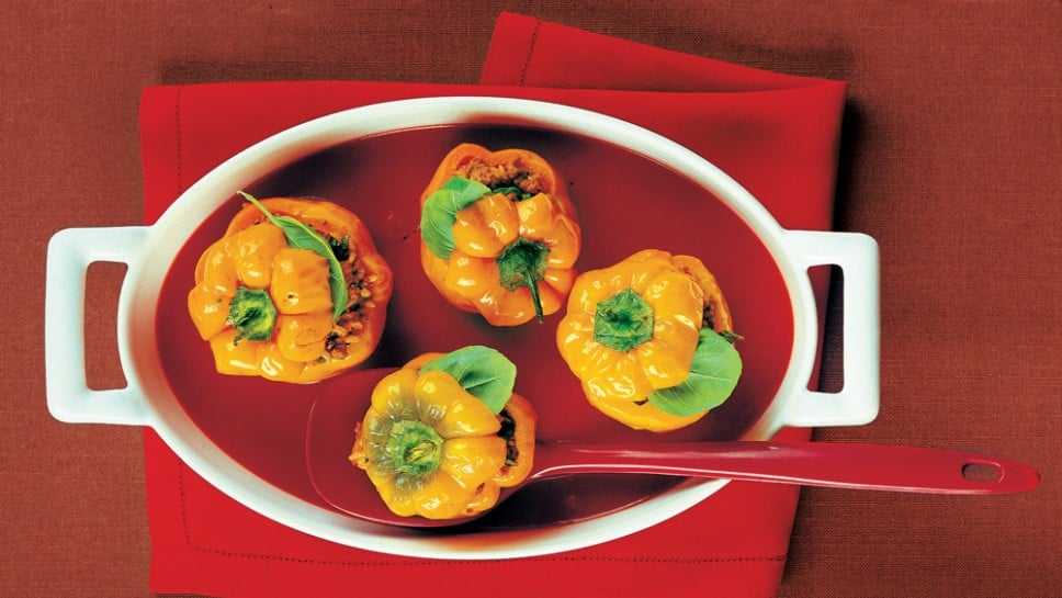 Gefüllte Paprika mit Tomaten-Basilikum-Sauce