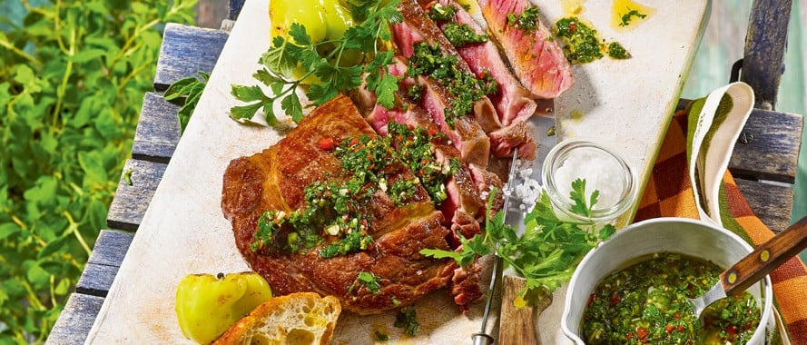 Gegrilltes Ribeyesteak mit Chimichurri