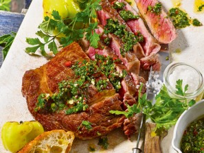 Gegrilltes Ribeyesteak mit Chimichurri