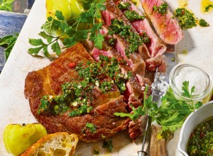 Gegrilltes Ribeyesteak mit Chimichurri