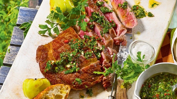 Gegrilltes Ribeyesteak mit Chimichurri
