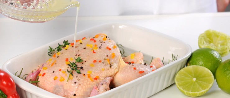 Das Huhn mit GewÃ¼rzen, KrÃ¤utern und Limettensaft marinieren und mit klein geschnittenem buntem Paprika bestreuen.