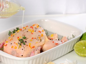 Das Huhn mit GewÃ¼rzen, KrÃ¤utern und Limettensaft marinieren und mit klein geschnittenem buntem Paprika bestreuen.