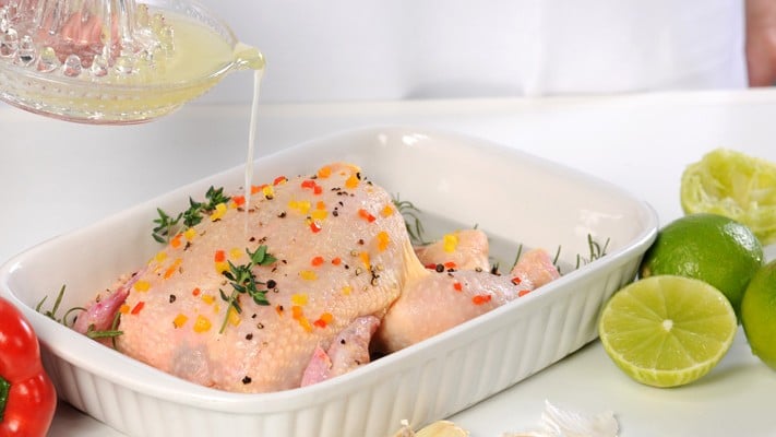 Das Huhn mit GewÃ¼rzen, KrÃ¤utern und Limettensaft marinieren und mit klein geschnittenem buntem Paprika bestreuen.