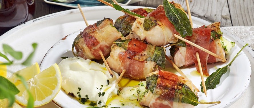 Hühner-Saltimbocca-Spiesse mit Zitronen-Aioli
