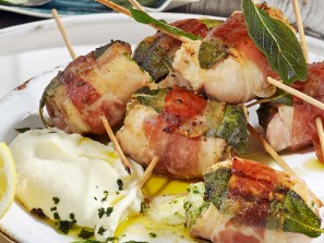 Hühner-Saltimbocca-Spiesse mit Zitronen-Aioli
