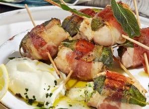 Hühner-Saltimbocca-Spiesse mit Zitronen-Aioli