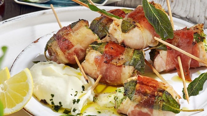 Hühner-Saltimbocca-Spiesse mit Zitronen-Aioli