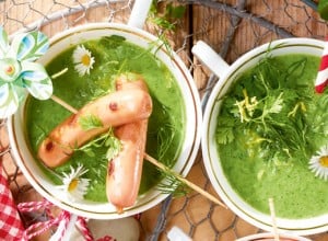 Kalte Hexensuppe mit heißen Würstchen