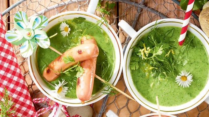 Kalte Hexensuppe mit heißen Würstchen
