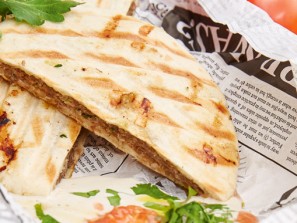 Pita-Burger mit Tahina-Dip