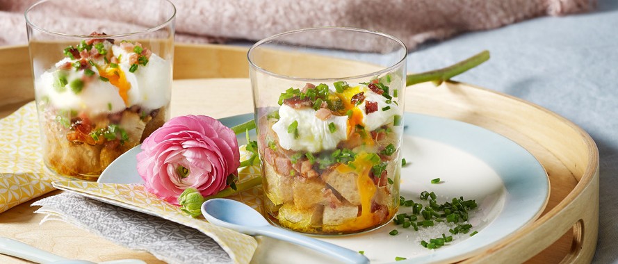 Pochiertes Ei im Glas mit Speck-Croutons