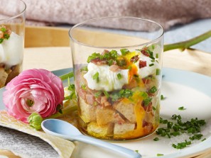 Pochiertes Ei im Glas mit Speck-Croutons