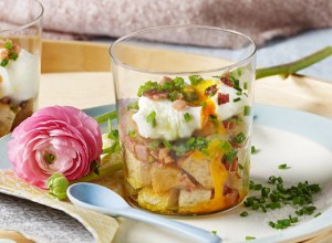 Pochiertes Ei im Glas mit Speck-Croutons