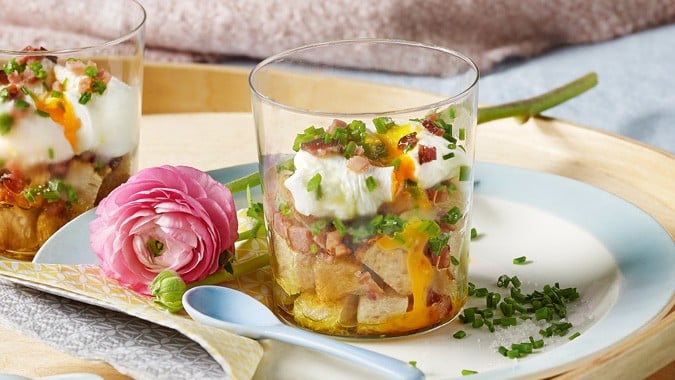 Pochiertes Ei im Glas mit Speck-Croutons
