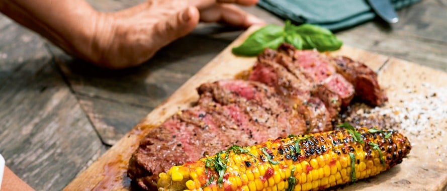 Ribeyesteak mit marinierten Maiskolben