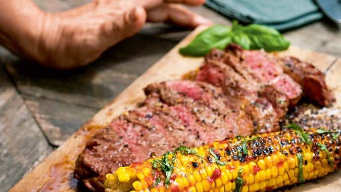 Ribeyesteak mit marinierten Maiskolben