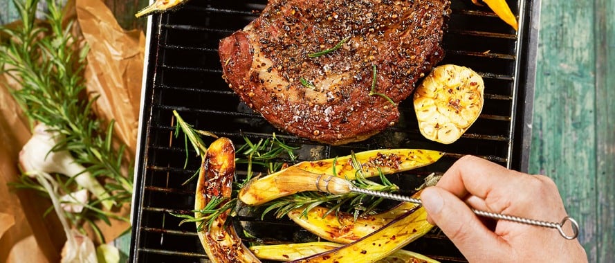 Rumpsteak mit Kaffee-Rub und scharfen Melanzani