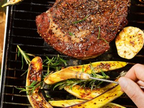 Rumpsteak mit Kaffee-Rub und scharfen Melanzani