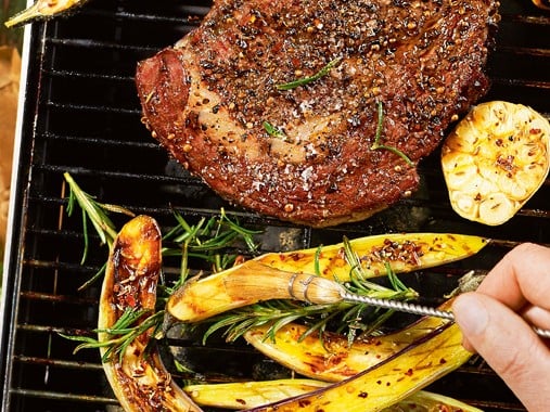Rumpsteak mit Kaffee-Rub und scharfen Melanzani